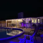 Cheerful 3-Bedroom With A Pool